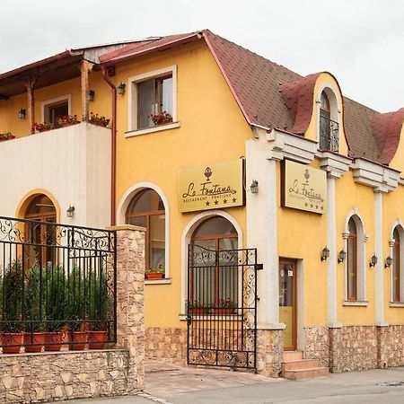 Pension La Fontana Baia Mare Buitenkant foto