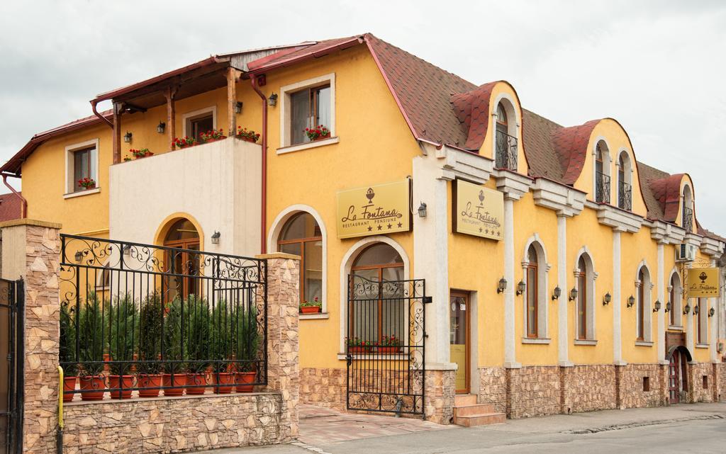 Pension La Fontana Baia Mare Buitenkant foto