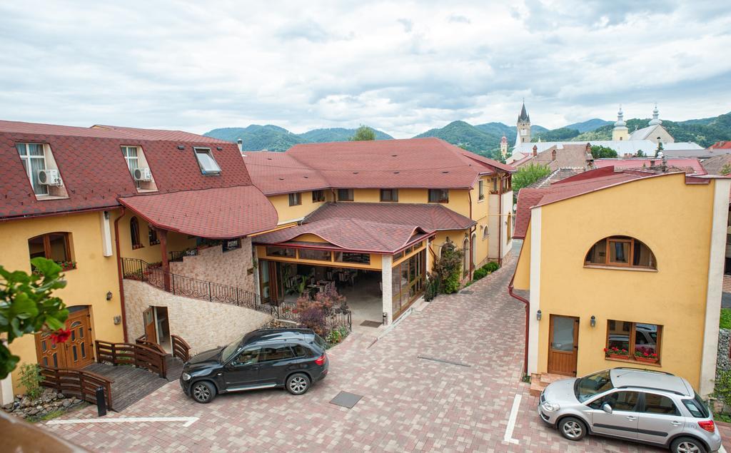 Pension La Fontana Baia Mare Buitenkant foto